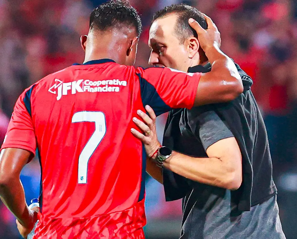 El técnico Alejandro Restrepo junto a Léider Berrío. FOTO MANUEL SALDARRIAGA
