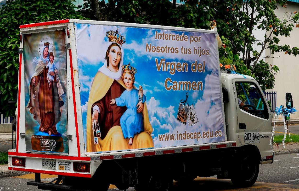 Con pancartas alusivas a al Virgen los conductores conmemoran la celebración de su patrona. Foto: Jaime Pérez