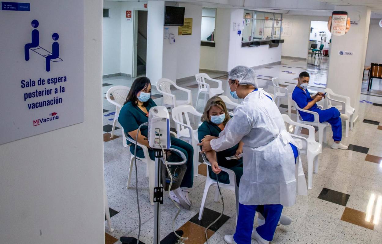 El personal de la salud que está en la primera línea de atención de la pandemia, recibe la segunda dosis de la vacuna. Foto Juan Antonio Sánchez Ocampo