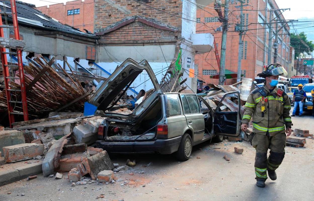 Al lugar acudieron Bomberos, Defensa Civil, Secretaría de Gobierno, Gestión del Riesgo y Proyectos Especiales para atender la emergencia y solicitarle a la comunidad que desaloje. Foto : Juan Antonio Sánchez