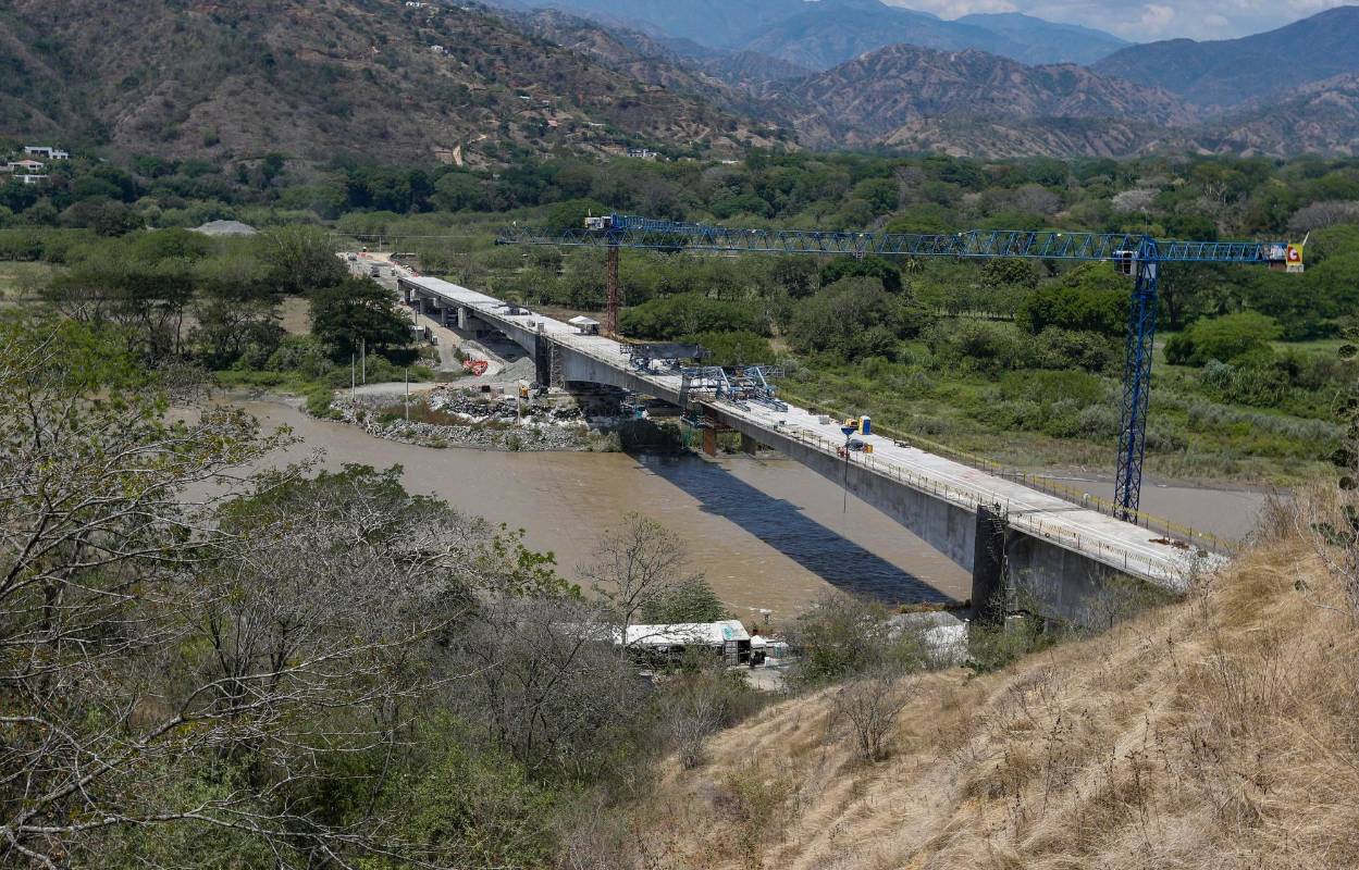 El nuevo puente tiene una extensión de 426 metros y permitirá el empalme de las vías 4G entre el Occidente y el Aburrá. Foto: Manuel Saldarriaga Quintero.