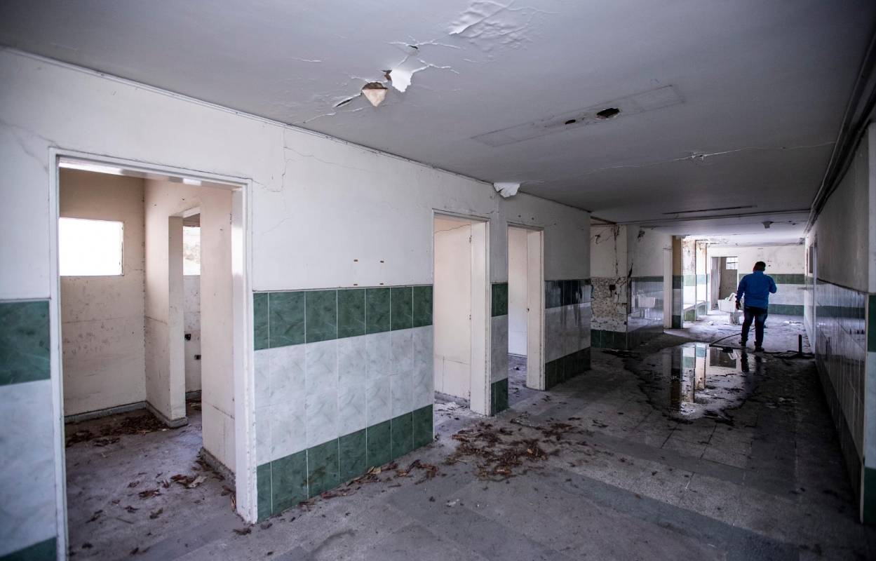 En el interior de la sede no hay puertas en pie, los servicios sanitarios ya no existen y adentro solo se ve basura. FOTO: Jaime Pérez