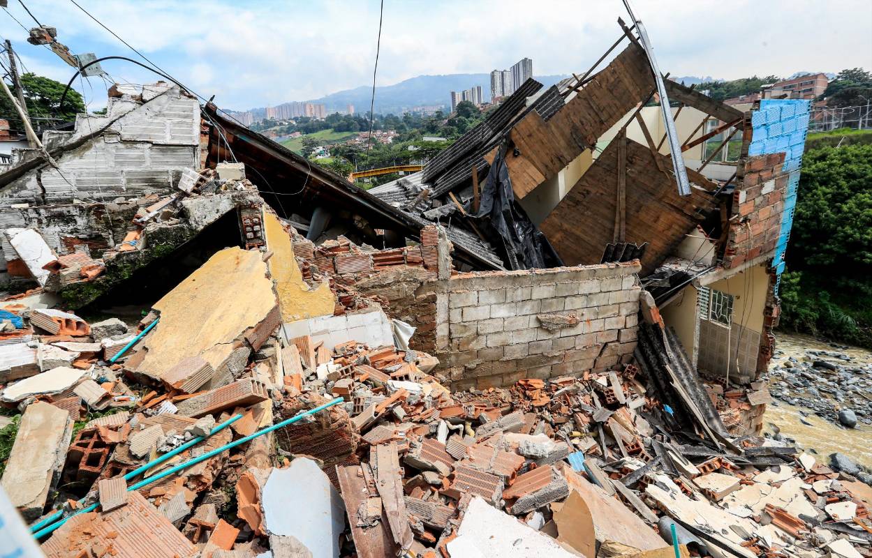 En el barrio el Pesebre cuatro casas colapasaron por la lluvia y la creciente de la quebrada La Iguaná Foto: Jaime Pérez