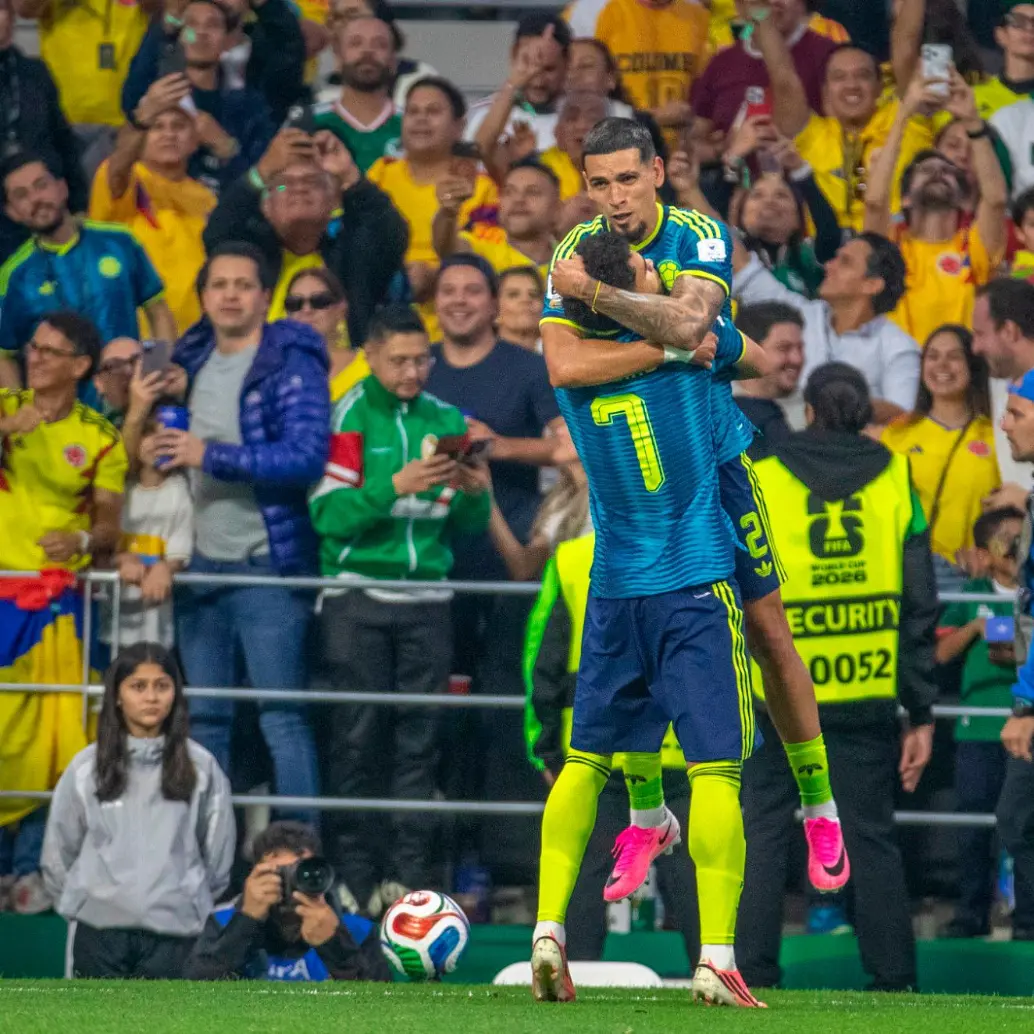 Daniel Muñoz en su festejo, tras el gol, con Luis Díaz. FOTO JUAN ANTONIO SÁNCHEZ