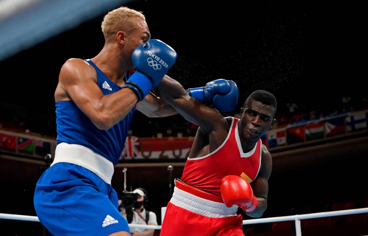 Jorge Luis Vivas Palacios (R) de Colombia intercambia golpes con Benjamin Whittaker de Gran Bretaña durante el Pesado Ligero Masculino (75-81 kg). Foto Getty Images