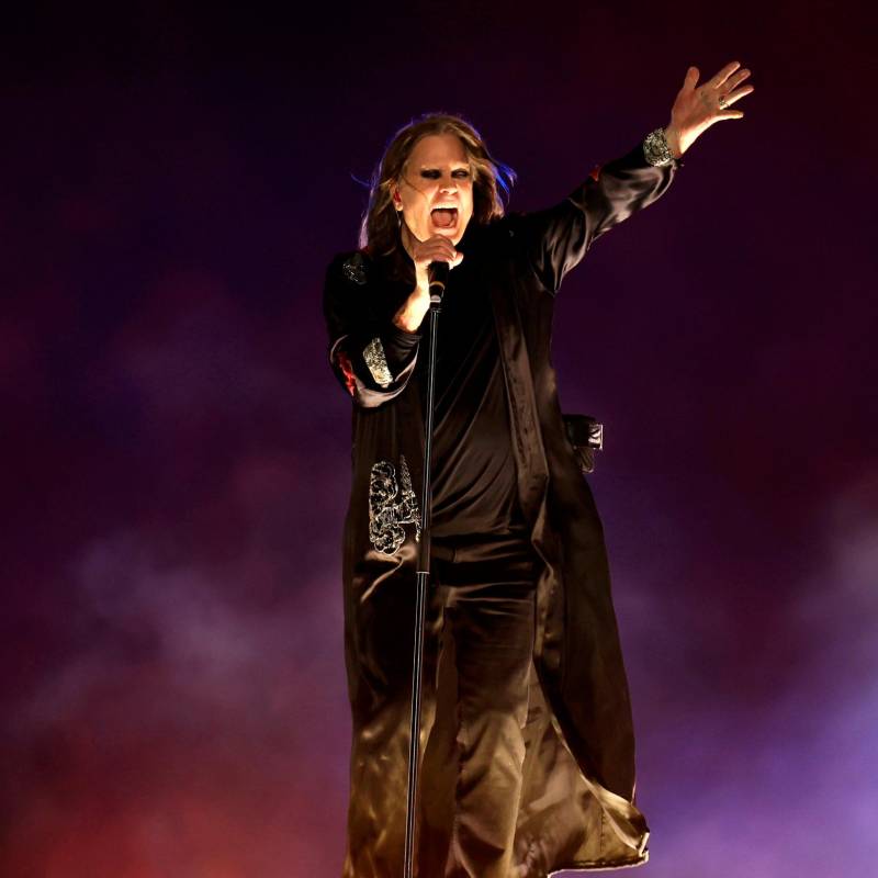 Ozzy Osbourne pasó a la historia del rock no solo por su música, sino también por morder un murciélago en pleno escenario en 1982, creyendo que era de utilería. FOTO Getty 