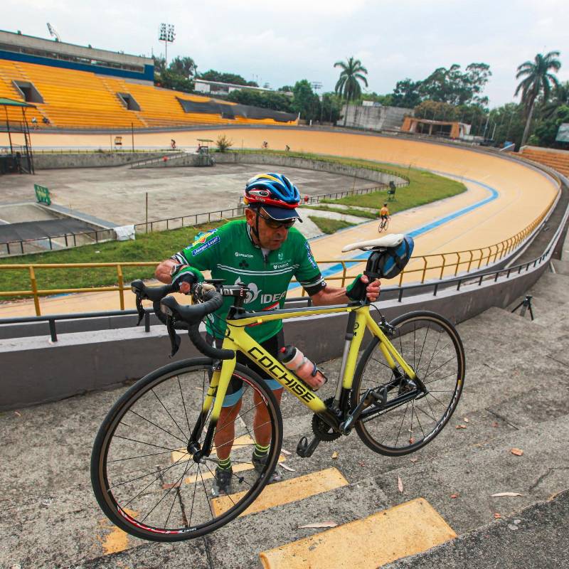 Martín Emilio Cochise Rodríguez ha tenido que entrar al velódromo que lleva su nombre por las tribunas, pues el túnel por donde ingresan los deportistas a la pista se sigue inundando cuando llueve y no se ve una solución al problema. FOTO: MANUEL SALDARRIAGA.