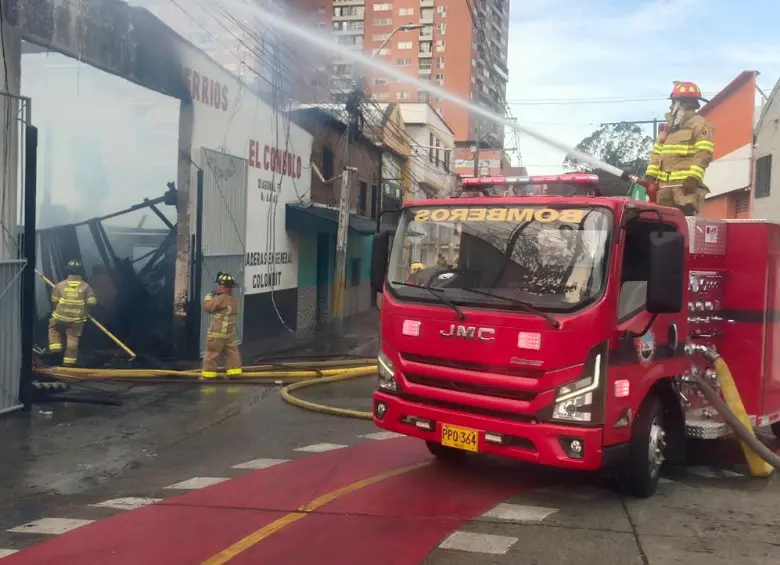 El incendio se presentó en el depósito de maderas y aserríos El Congolo, del municipio de Bello. Foto: Cortesía
