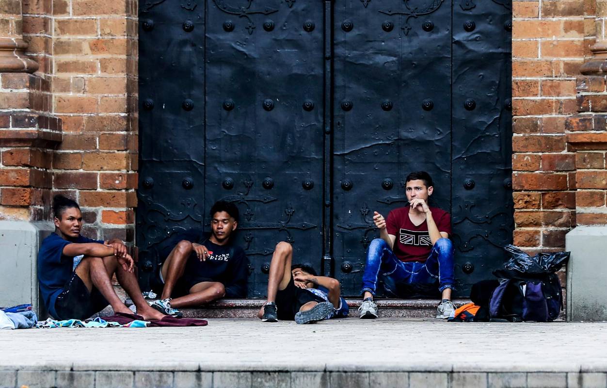 Por seguridad las puertas de la iglesia Metropolitana permanecen cerradas, ya que en sus puertas permanecen habitantes de la calle constantemente. FOTO: JAIME PÉREZ