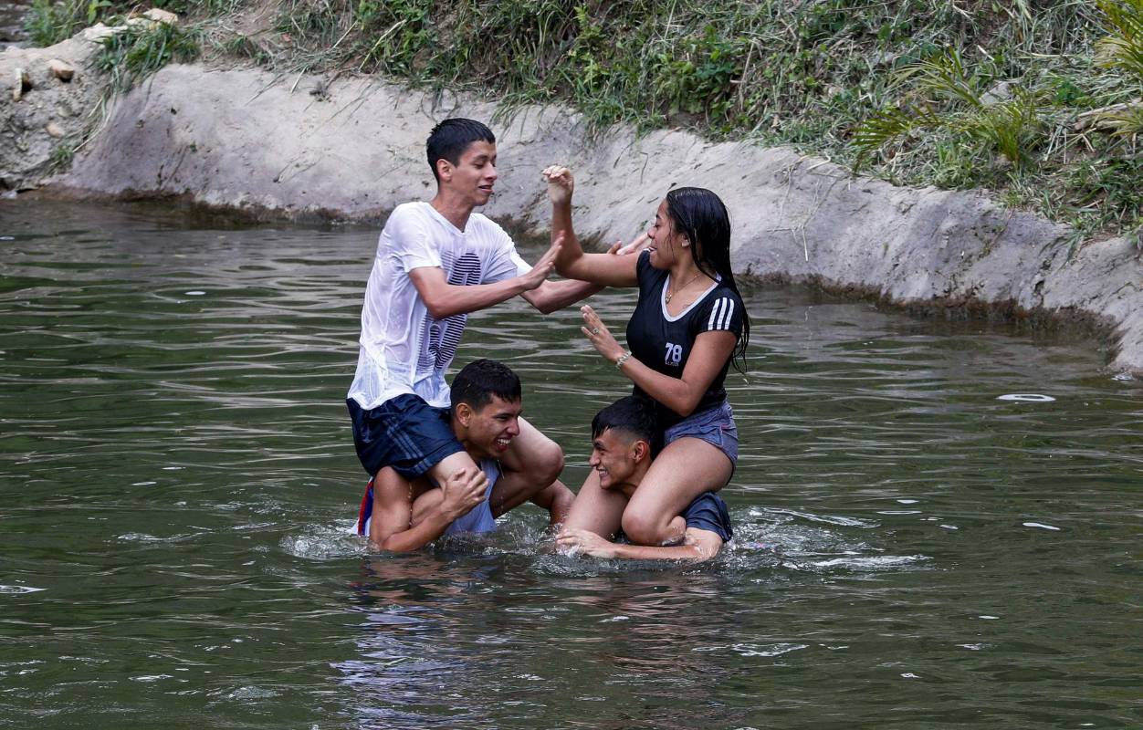 La comunidad disfruta de las piscinas naturales que son aguas que provienen de nacimientos en la alta montaña. Foto: Manuel Saldarriaga Quintero.