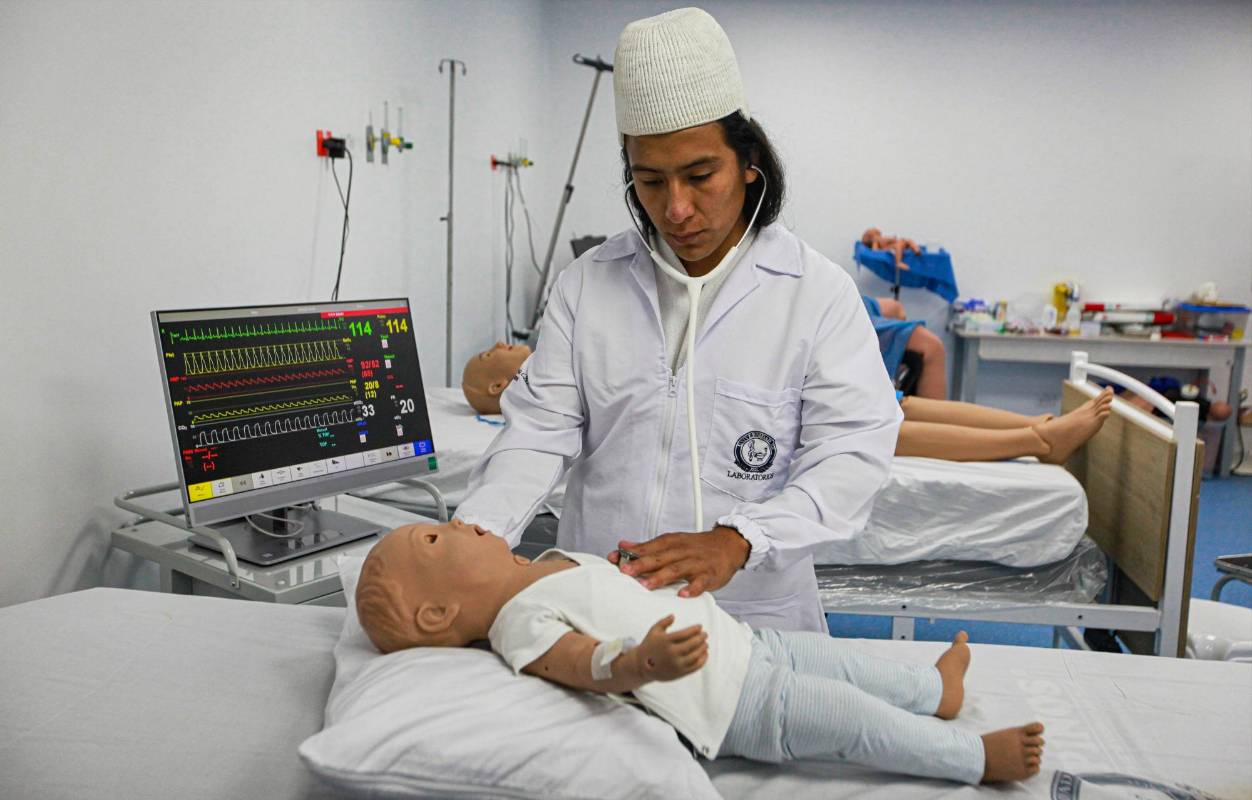 En los 45 años de historia que tiene la facultad de Medicina de la Universidad CES sucedió algo inédito: a sus aulas y laboratorios llegó el primer estudiante indígena arhuaco de la comunidad Nabusimake. Foto: MANUEL SALDARRIAGA QUINTERO.
