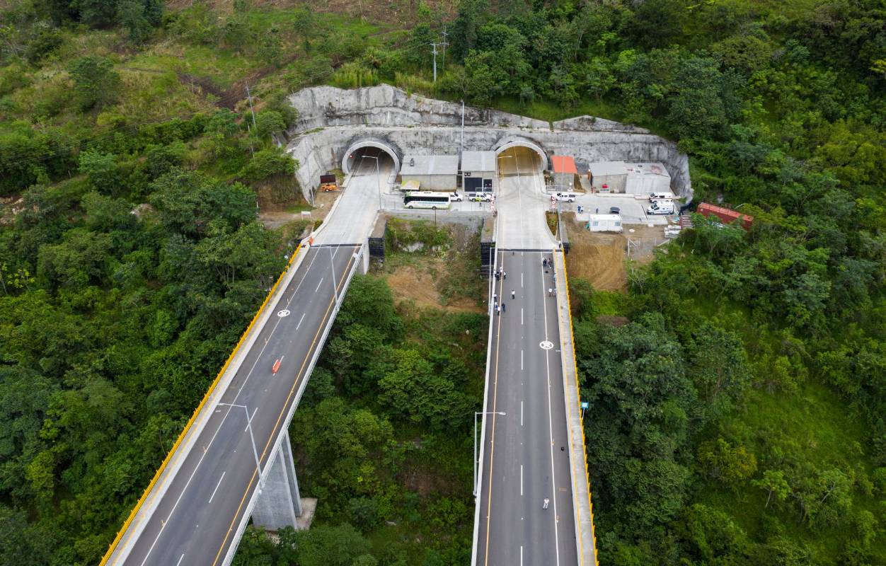 El megaproyecto, que tardó más de seis años en su construcción tuvo un costó $1,3 billones. Fue necesario construir 44 puentes y excavar 2,5 km de túneles con tecnología de punta. Foto Manuel Saldarriaga