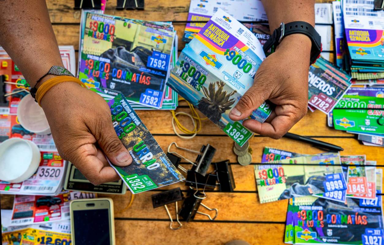 Todas las mañanas los loteros alistan sus puestos de trabajo con el deseo de vender el billete ganador. Foto: Camilo Suárez