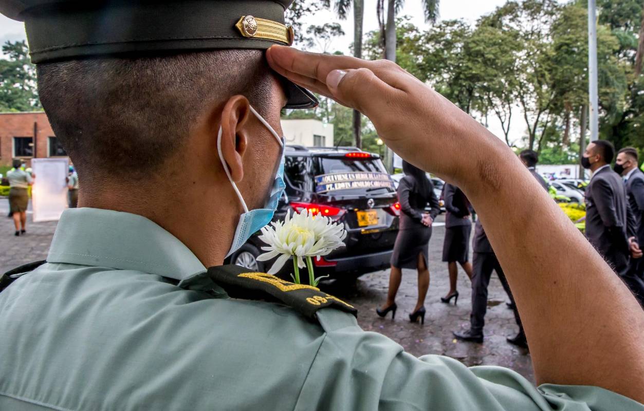 El joven policía, fue despedido con calle de honor y estuvo acompañado de familiares, amigos y compañeros de la Policía. Foto Juan Antonio Sánchez Ocampo