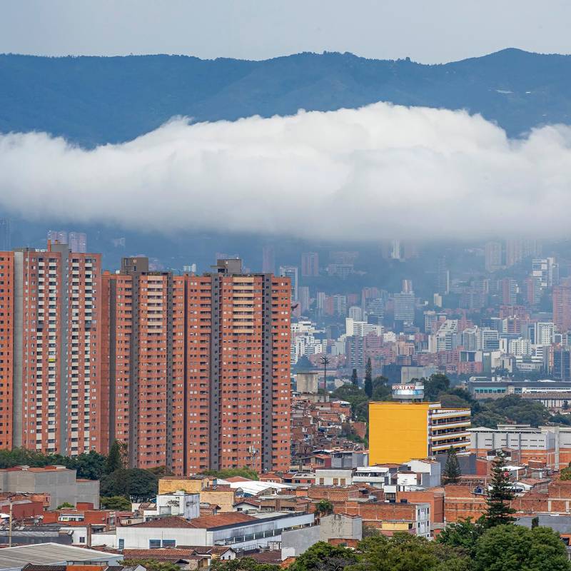 El fenómeno de los apartamentos entre nubes se ha normalizado. En barrios y sectores elevados, ya no es inusual que los residentes experimenten cómo la neblina o las nubes bajas, típicas de ciertas horas del día o temporadas de lluvia, atraviesan literalmente sus balcones o ingresan por las ventanas. Foto: Juan Antonio Sánchez
