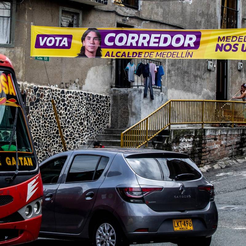 Medellín nos Une, movimiento que soporta la candidatura de Albert Corredor a la Alcaldía y de su lista al Concejo, ha tenido que bajar 132 ejemplares de publicidad. FOTO: EL COLOMBIANO