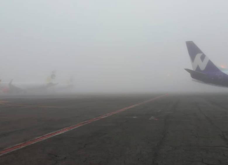 La baja visibilidad ha retrasado los aterrizajes y despegues de vuelos. FOTO CORTESÍA