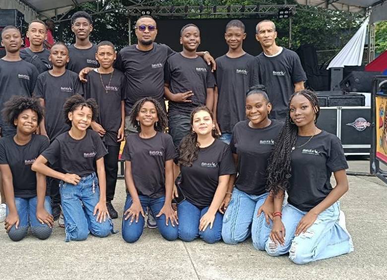 Niños y jóvenes de la sede de la Fundación Nacional Batuta en la comuna 5 de Buenaventura, donde se forma Sarah Isabel. FOTO cortesía Diego Coime 