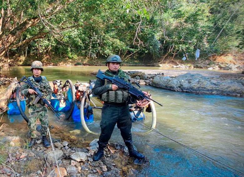 En el operativo también se inmovilizaron dos máquinas excavadoras y se decomisaron 15 motores, 70 dragas y más de 110 motobombas. FOTO: Cortesía.