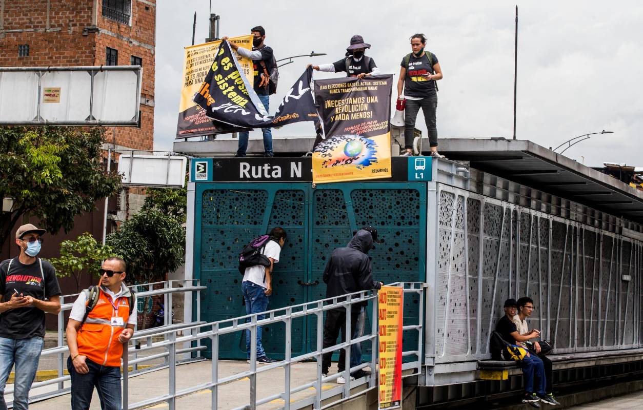 Otro de los lunares de la jornada fue cuando varios manifestantes se subieron a las estaciones del Metrópolis para lanzar arengas. Foto: JULIO CÉSAR HERRERA