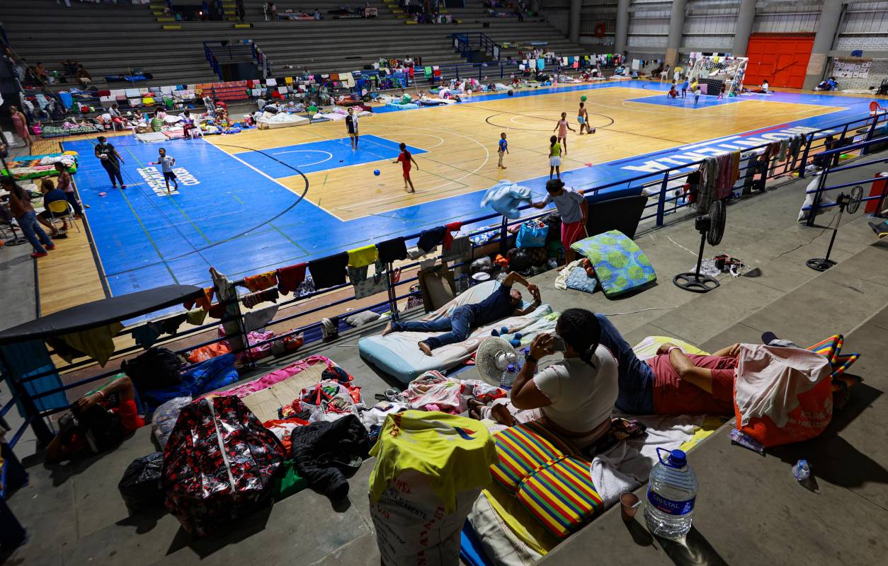 El Coliseo Happy Lora, es el albergue donde mas gente han rehubicado temporalmente. Foto: Manuel Saldarriaga Quintero.