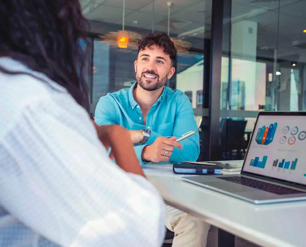 Hay vacantes activas para community managers, especialistas en marketing y diseño. FOTO: GETTY