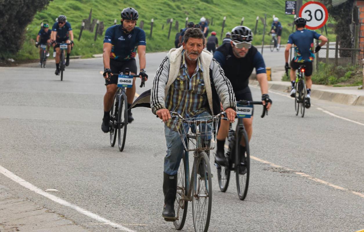 El evento fue animado por campesinos rodeados de ciclistas. Foto: MANUEL SALDARRIAGA QUINTERO.