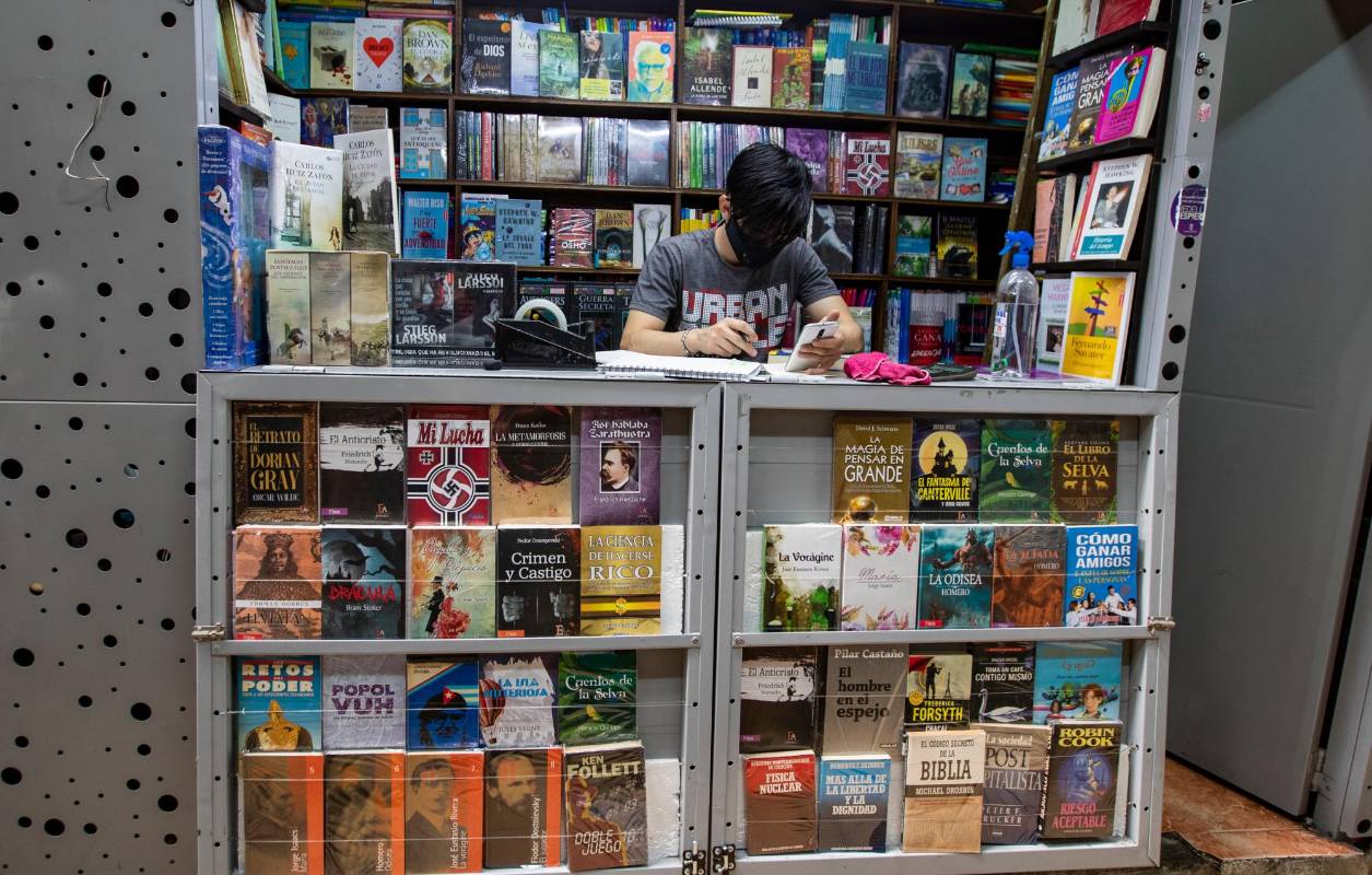Los días se hicieron más largos para los libreros de La Bastilla. Las horas se miden por la cantidad de libros vendidos: a veces son cuatro, o tres, incluso uno o ninguno. Foto: Manuel Saldarriaga Quintero.