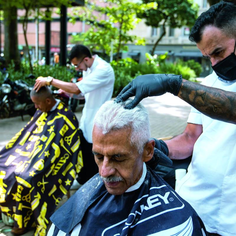 Con todos los implementos, ambos barberos motilan gratis a quien llega al Parque Bolívar. FOTO Julio Herrera.