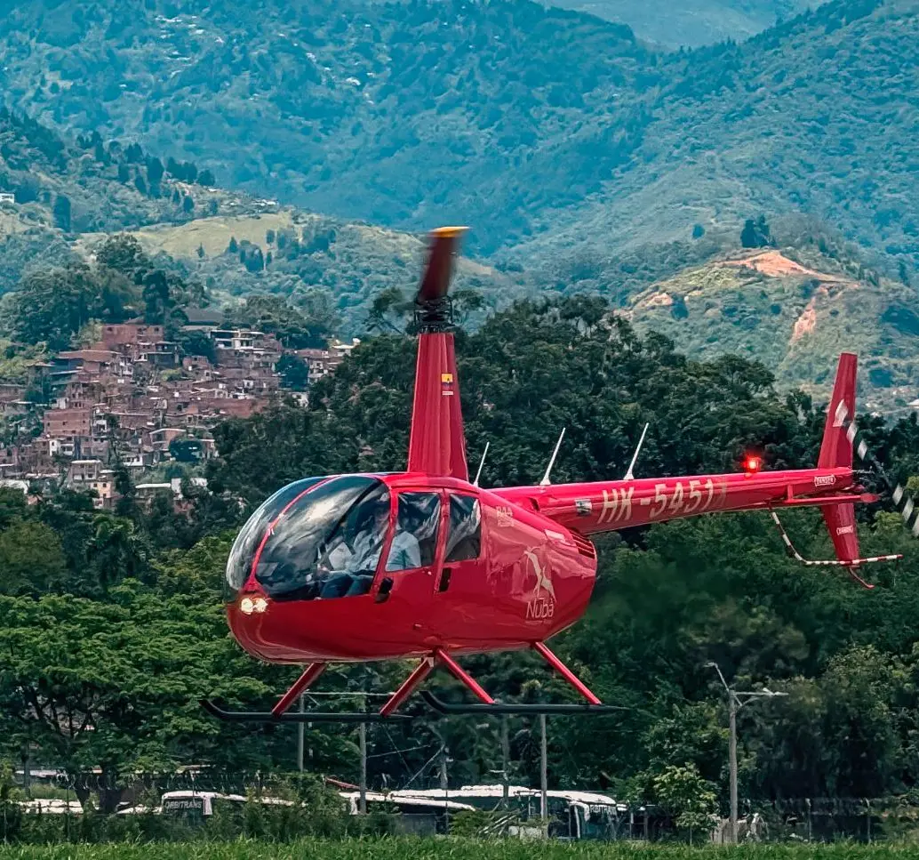 Este es el helicóptero con el que planean iniciar los recorridos turísticos nocturnos por Medellín. FOTO: Cortesía Nubá