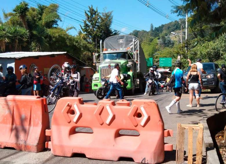 El cierre se dio a la altura del sector Boquerón. FOTO: Cortesía Denuncias Antioquia