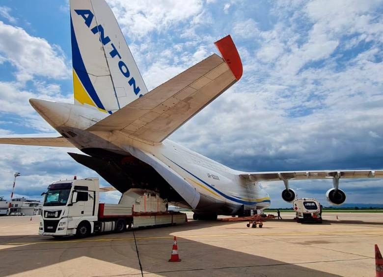 La compuerta para Hidroituango que llega este martes pesa 80 toneladas. En total serán cuatro compuertas para igual número de túneles. FOTO cortesía