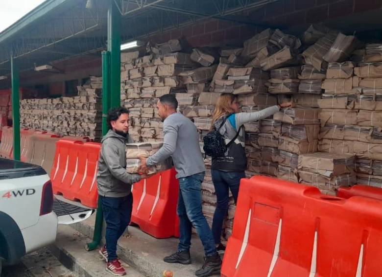 Las montañas de periódicos fueron acopiados en una bodega por Los Colores. FOTO cortesía