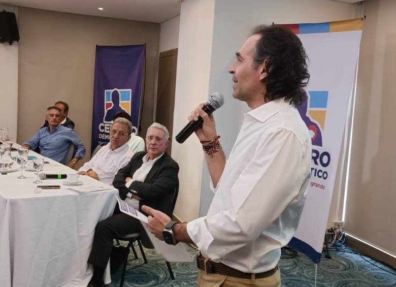 En el encuentro también estuvo presente Andrés Julián Rendón (de azul), aspirante del CD a la Gobernación de Antioquia.