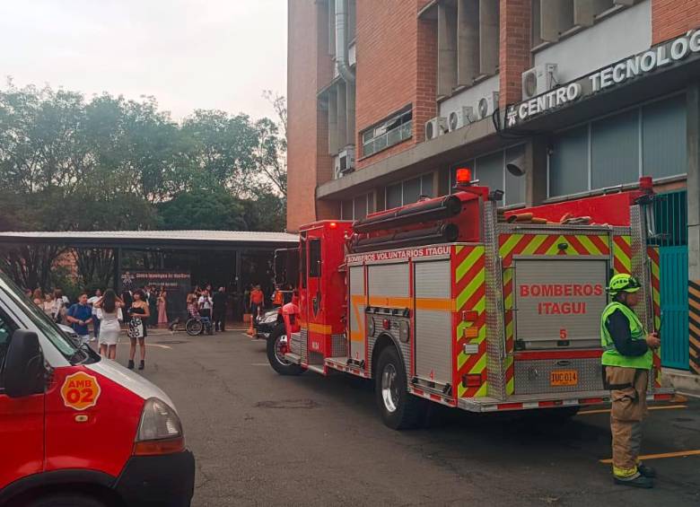 Al final de la tarde, el Sena de Calatrava, en Itagüí, superó la emergencia por los gases dispersos. CORTESIA BOMBEROS