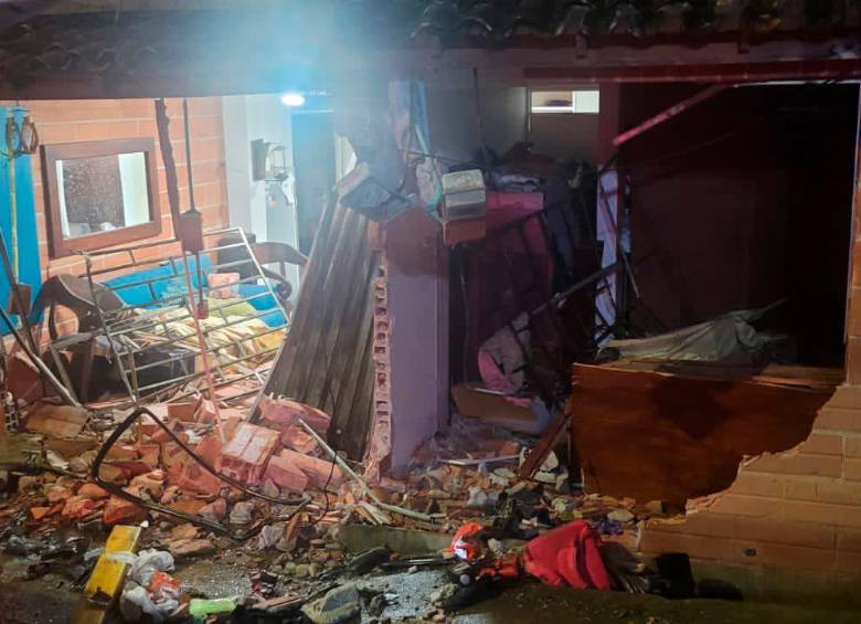 Seis heridos dejó choque de una buseta de turismo contra una casa en Envigado