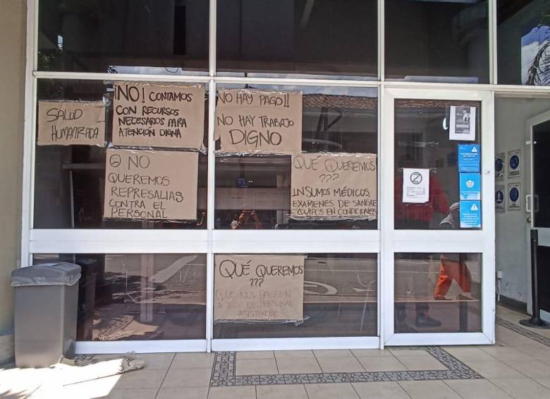 En el Hospital San Rafael del municipio de Itaguí a la entrada de la sede principal está llena de carteles exigiendo mejores condiciones para empleados y pacientes. Foto: Alejandra Morales Ríos.