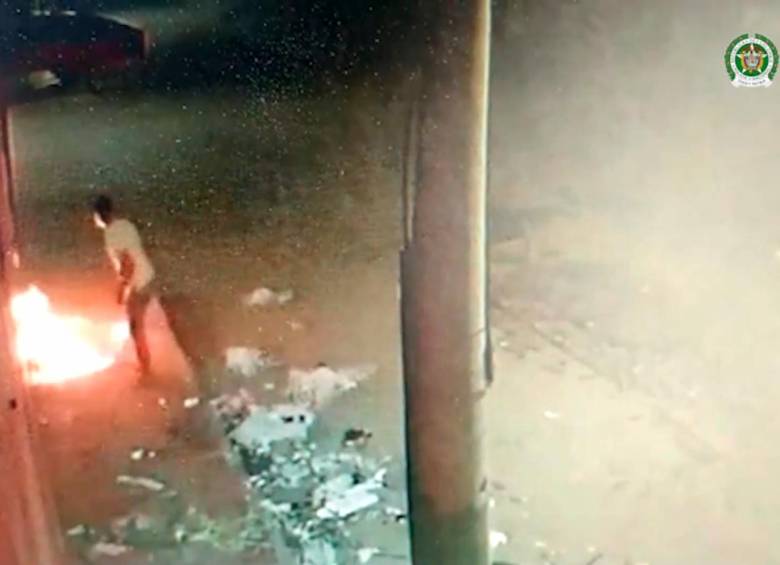 En video quedó el ataque a un local de Barranquilla. El delincuente tiró gasolina a la fachada y luego la prendió. FOTO cortesía gaula