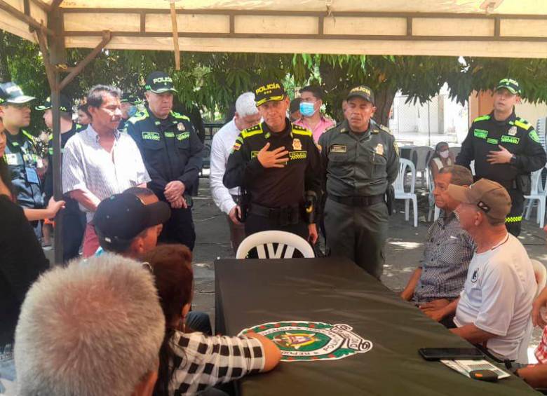 El general Henry Sanabria, director de la Policía, se reunió con las familias de los tres jóvenes asesinados para asegurar que no habrá impunidad. FOTO: Cortesía