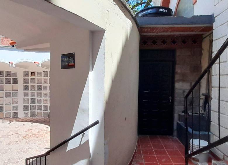 El osario se fue llenando de restos sin identificar a principios del siglo XXI. Ahora estos están separados y guardados bajo llave en una pieza ubicada al lado que permanece cerrada. Al padre Asdrúbal le tocó clasificarlos y asegurar que se encuentren a buen recaudo. FOTO NÉSTOR ALONSO LÓPEZ