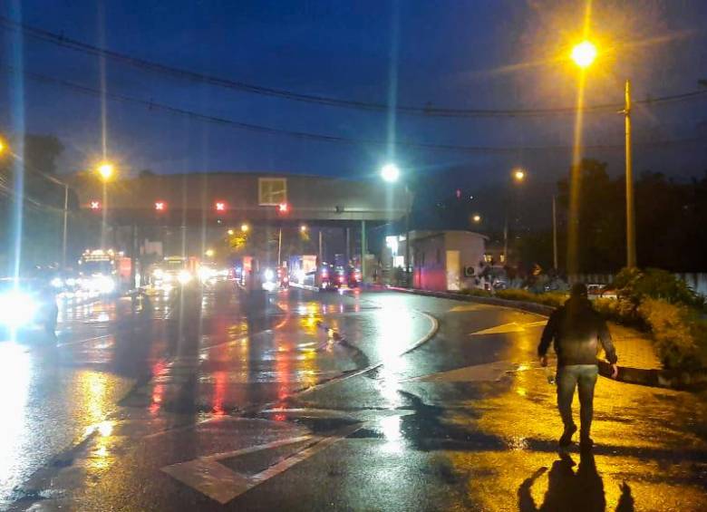 Aspecto en la noche del jueves en el paso por el peajito de Niquía, norte del Valle de Aburrá. FOTO cortesía