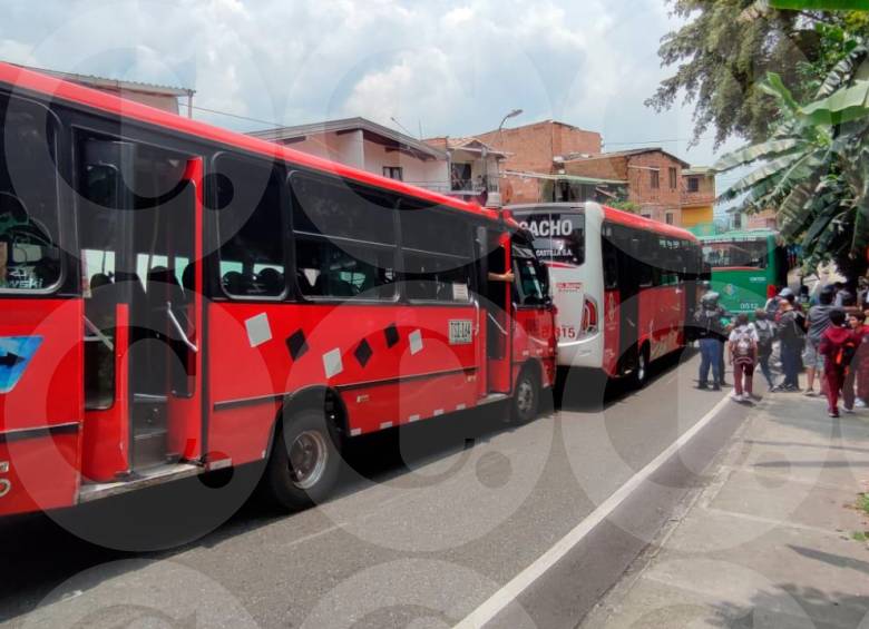 Los lesionados se movilizaban en estos tres buses, que impactaron uno tras del otro. FOTO: ANDRÉS GARCÍA HERNÁNDEZ