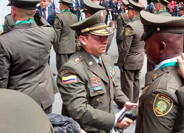 El general Sanabria entregó reconocimientos a los uniformados en la celebración de los 131 años de la Policía. FOTO: CORTESÍA