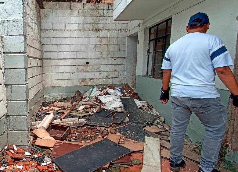 Las basuras se tomaron los rincones de la que fuera en antaño el epicentro de la seguridad de este barrio de la comuna 6 (Doce de Octubre). FOTO: ALEJANDRA MORALES RÍOS