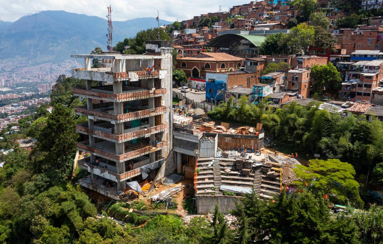 Por el momento la biblioteca se encuentra sin fachada y al descubierto. Foto: Manuel Saldarriaga Quintero.