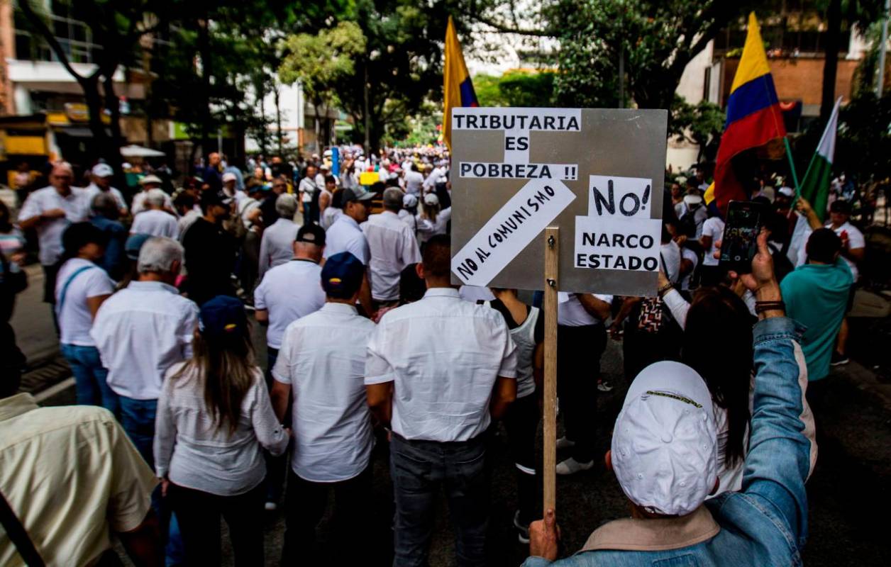 En Medellín la concentración estuvo citada en el Hospital Pablo Tobón Uribe, y de ahí partieron hasta el Parque de Las Luces. Foto: Julio Herrera. 