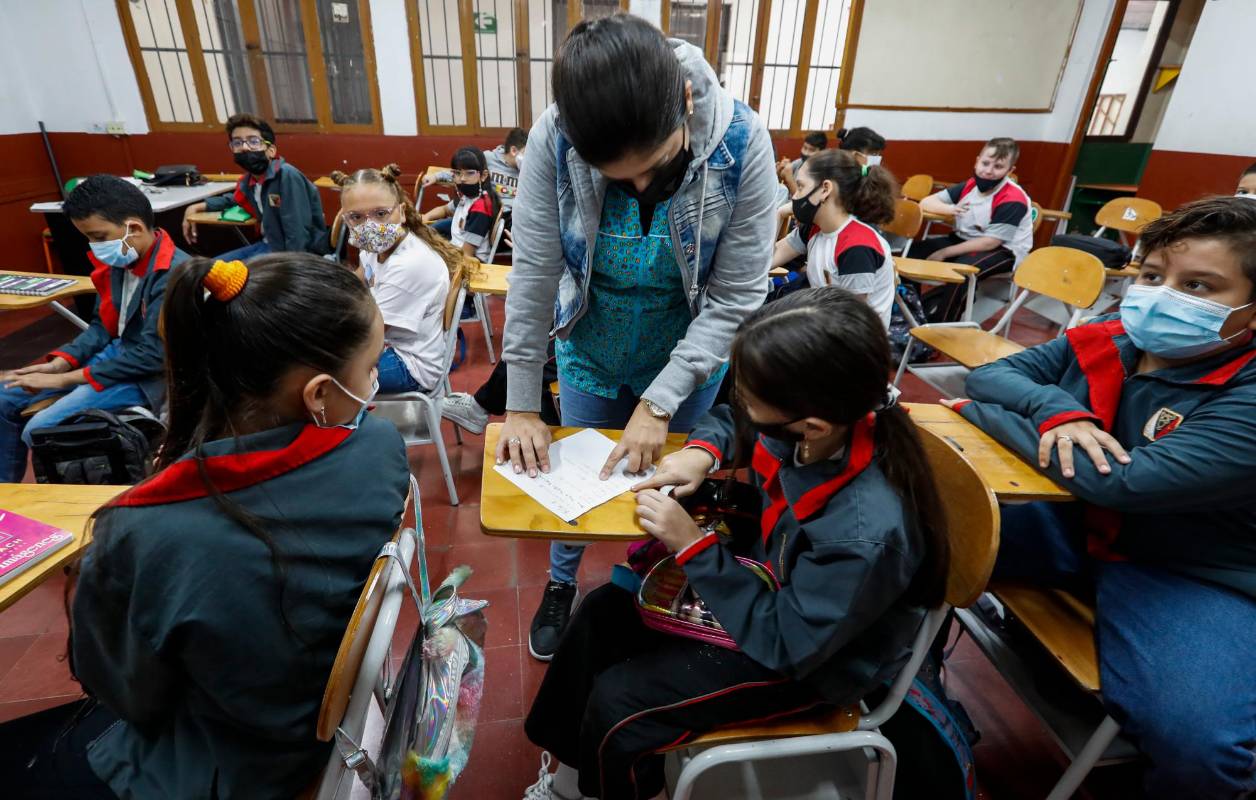 Según el informe de Condiciones escolares para el Bienestar 2021 (Índice Welbin), el cumplimiento de alistamiento covid de 153 establecimientos educativos, en 40 municipios de Antioquia, es del 47%. La prevención, con uso de tapabocas, lavado de manos y distanciamiento, gana el año. FOTO MANUEL SALDARRIAGA