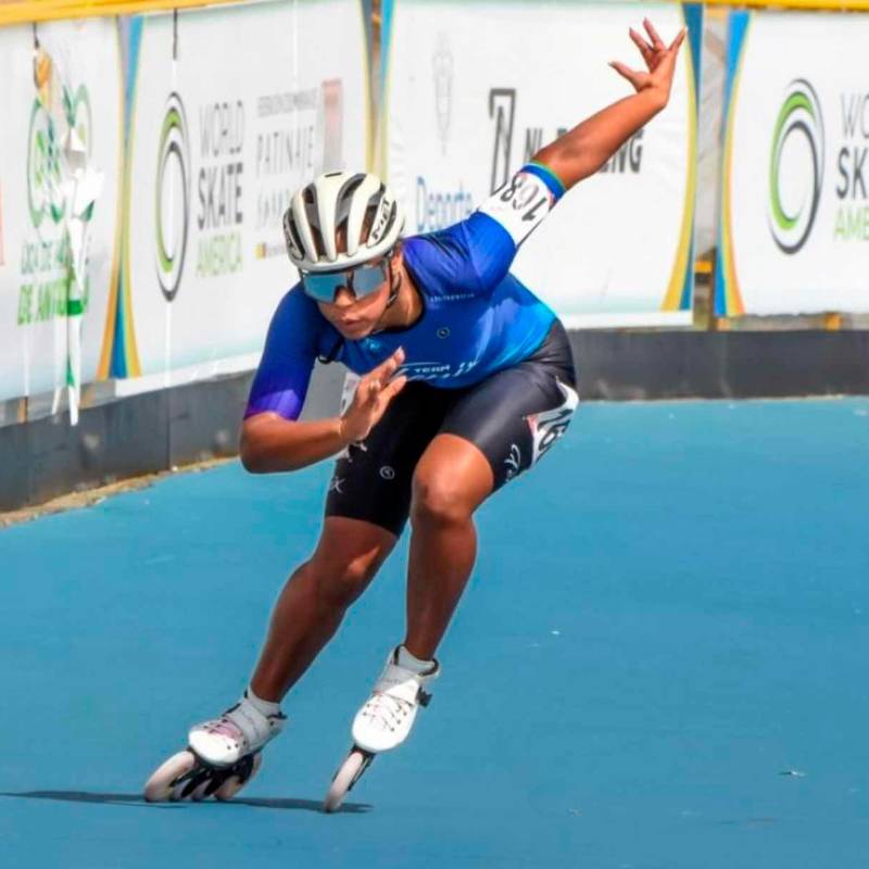 Yoselyn Rojo en acción durante el Gran Prix de patinaje de velocidad disputado en Guarne. FOTO CORTESÍA 