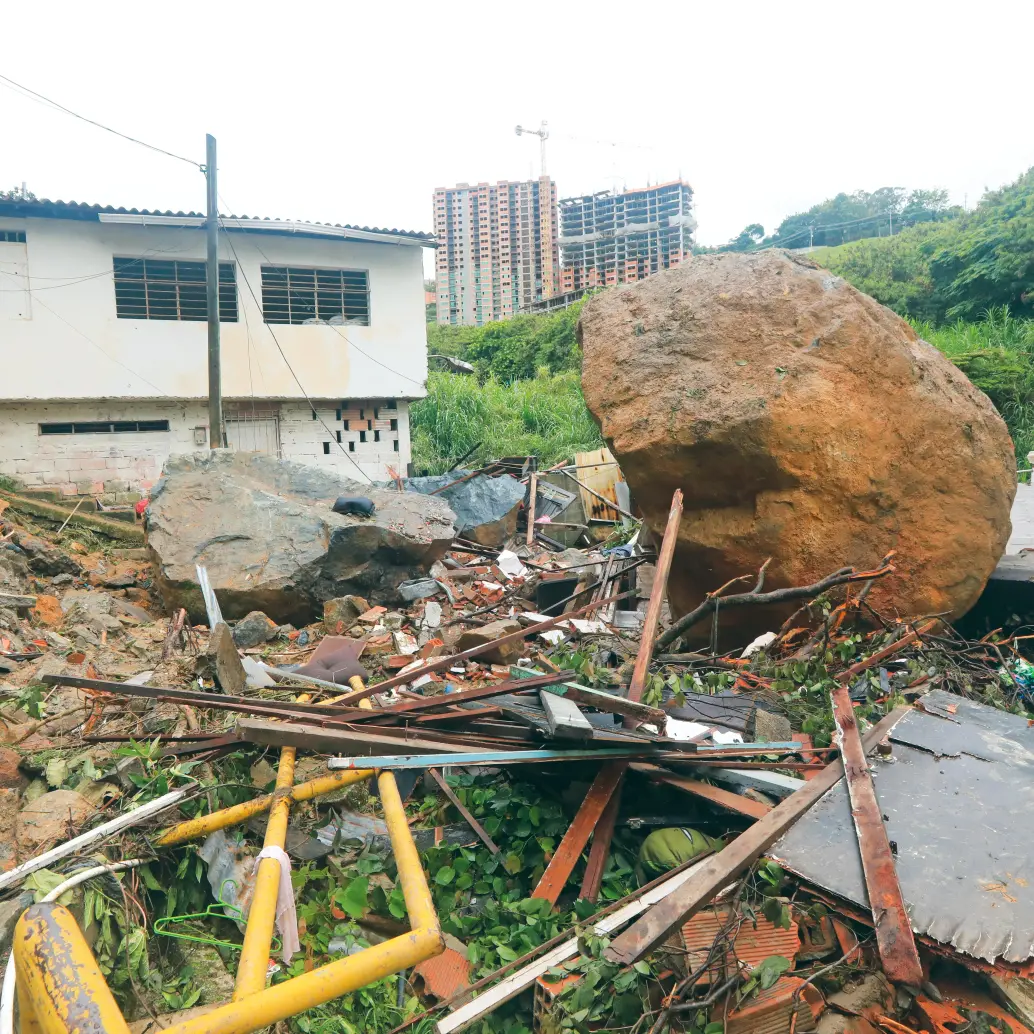 Una roca cayó sobre una vivienda en el barrio El Pesebre. Hubo dos adultos mayores lesionados. <span class="mln_uppercase_mln">FOTO</span> <b><span class="mln_uppercase_mln">ESNEYDER GUTIÉRREZ</span></b>