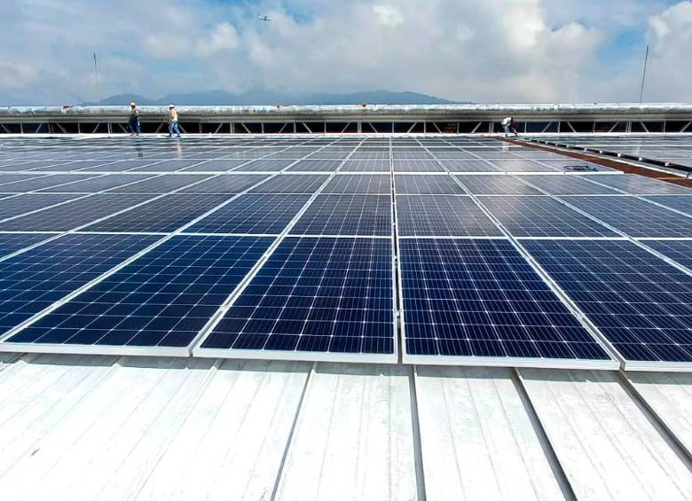 En las instalaciones de AKT Motos en Envigado se instaló un sistema solar fotovoltaico, que generará un ahorro del 35,7% en el consumo de energía convencional. FOTO cortesía